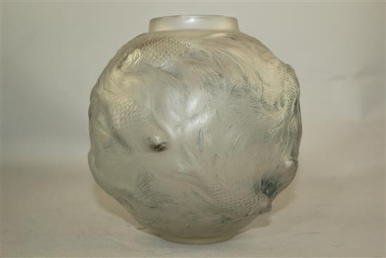 A René Lalique Formose pattern clear and frosted glass vase, 1930s, 17cm